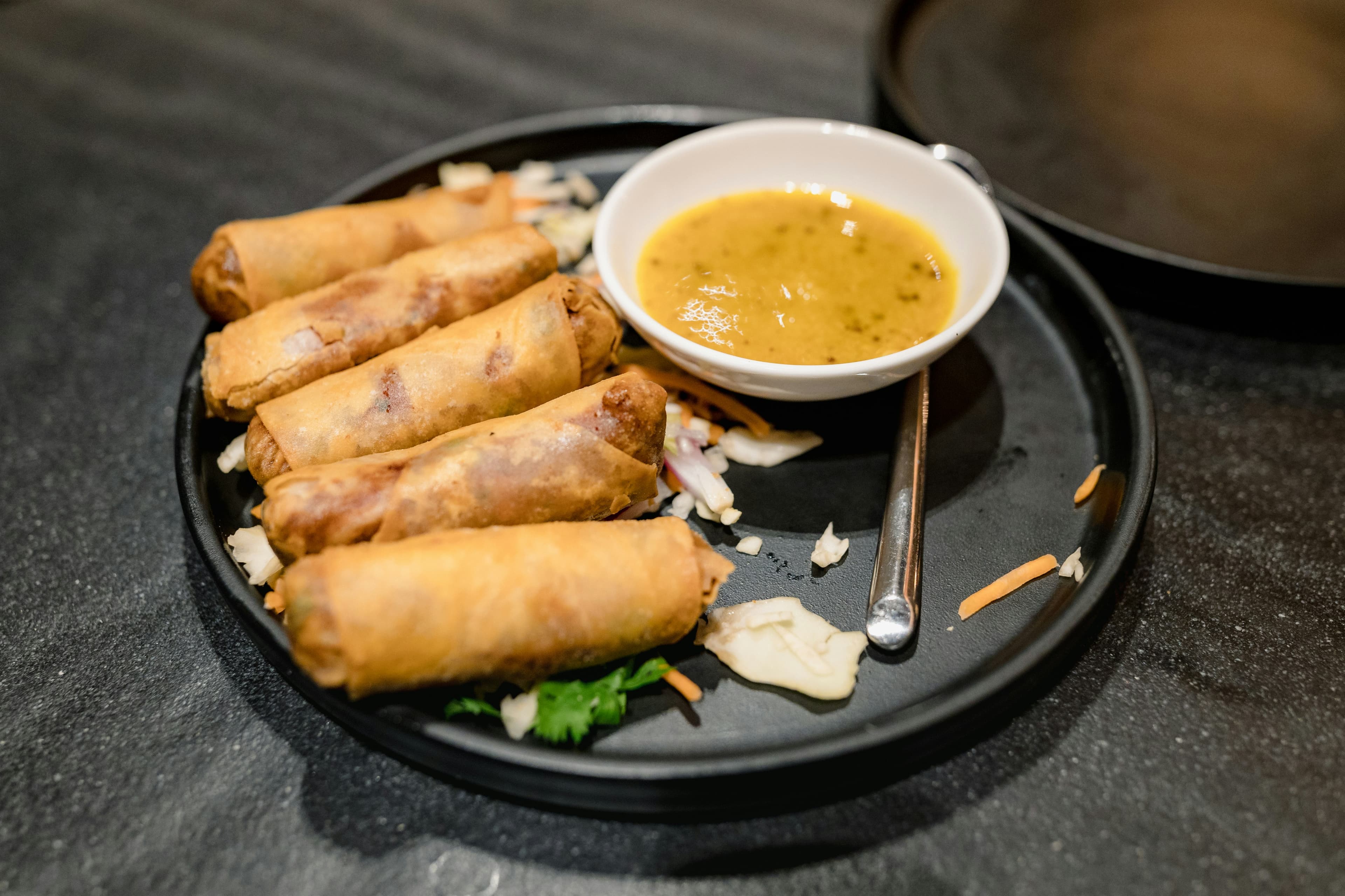Goudbruine, knapperige Thaise loempia's